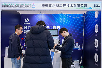 霍爾斯團隊與客戶交流