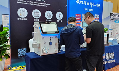 霍爾斯團隊與客戶交流